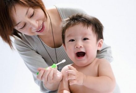 Răng bé mọc chậm mẹ phải làm sao